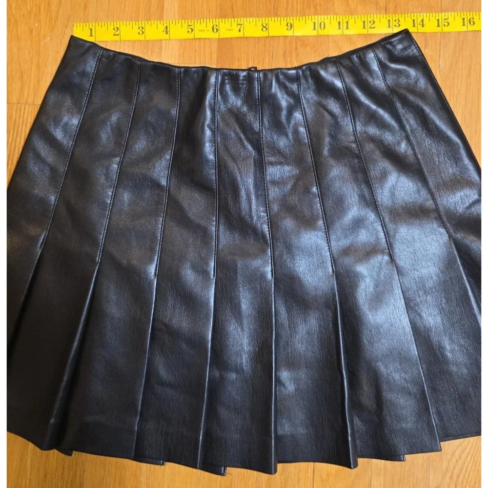 Alice + Olivia Women's Black Pleated Vegan Leather Mini Skirt Size 8 - Picture 4 of 7